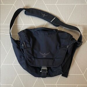 Osprey Black Ergonomic Messenger Bag with Adjustable Strap